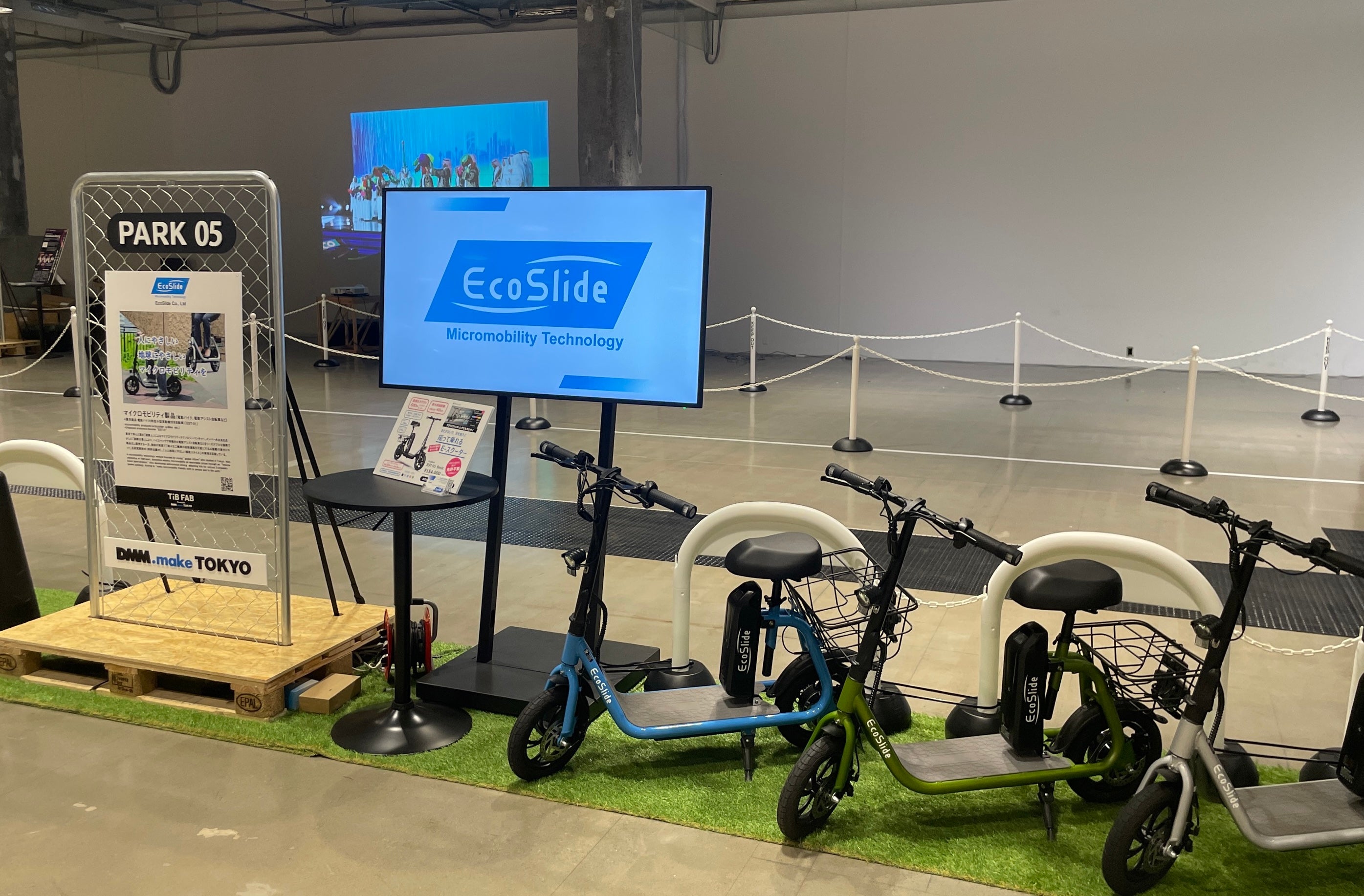 都の施設「TiB」にて特別展示中。専用コースで屋内試乗も可能。