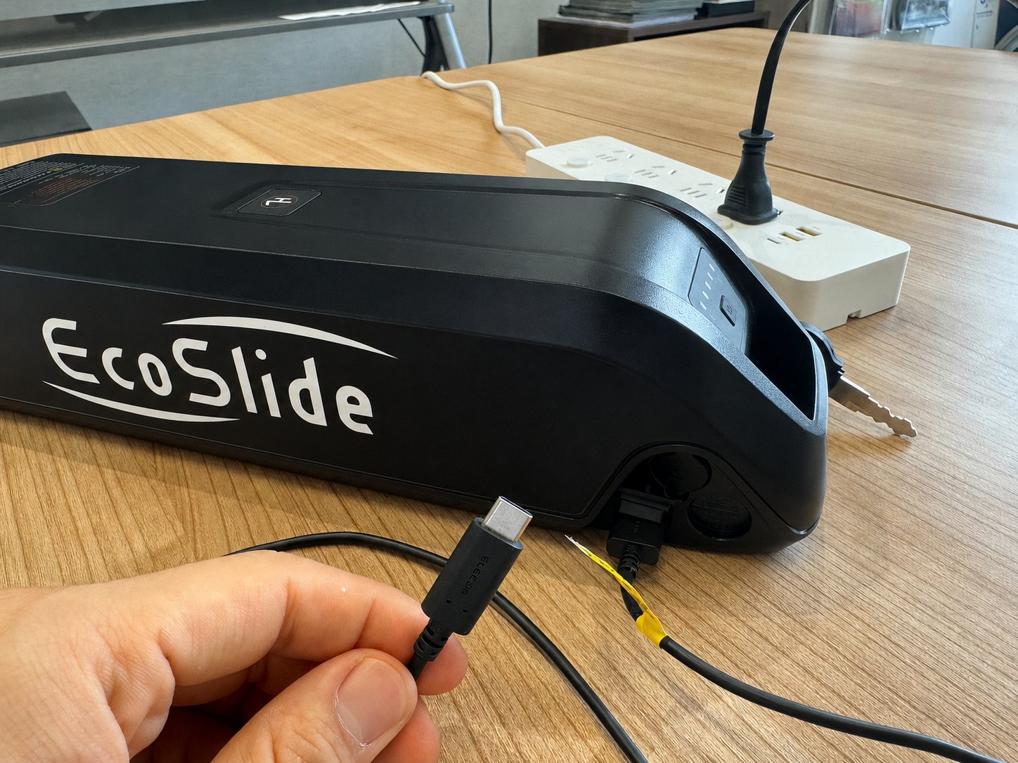 室内で充電中のEcoSlide Proバッテリー